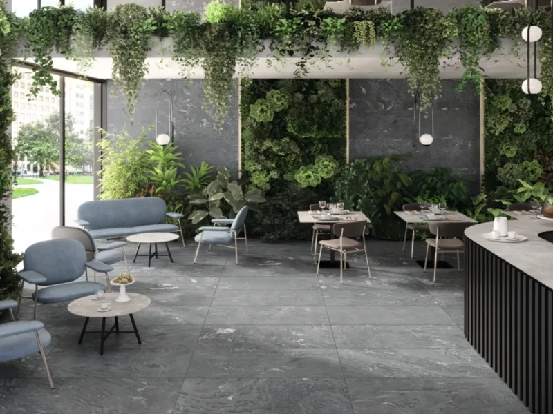 Rivestimento per l'outdoor della serie Percorsi Frame di Ceramiche Keope con nuvolature grigio scuro