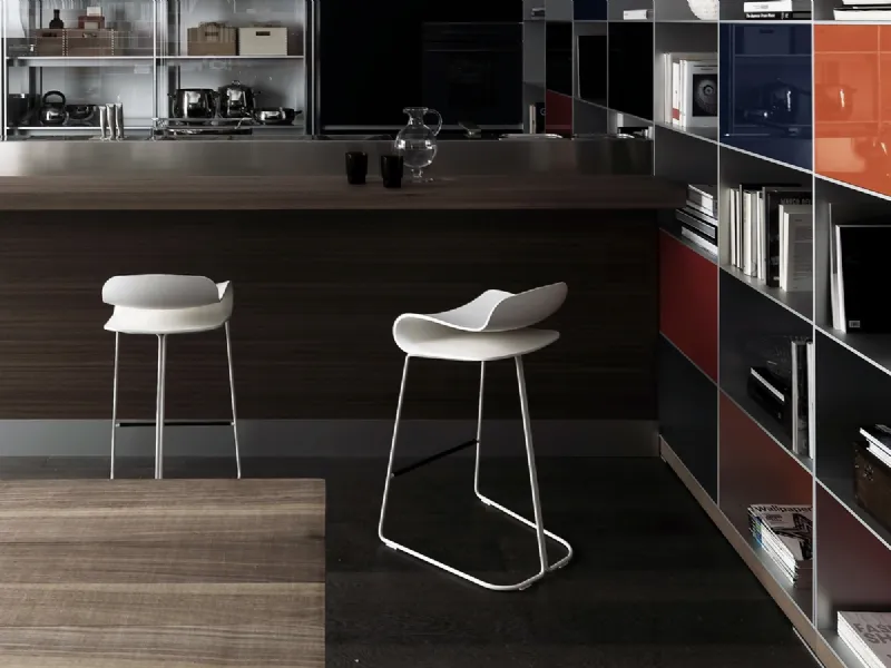 Sinuosi ed ergonomici gli sgabelli BCN Slide Base di Kristalia