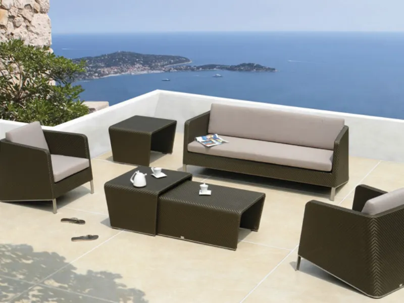 divano, sedie e tavolo da esterni color grigio scuro, cuscini tortora, in terrazza su mare