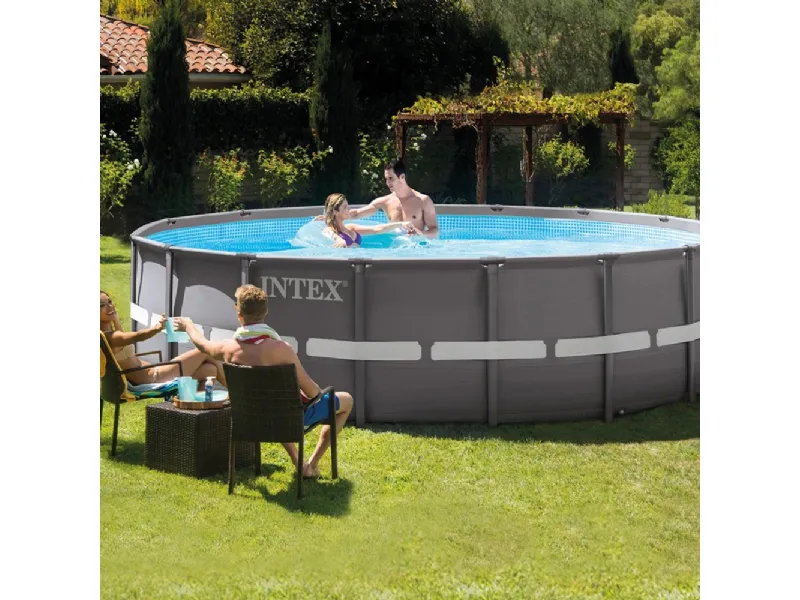 La piscina tubolare tonda Intex della linea Ultra Flame si trova su Amazon