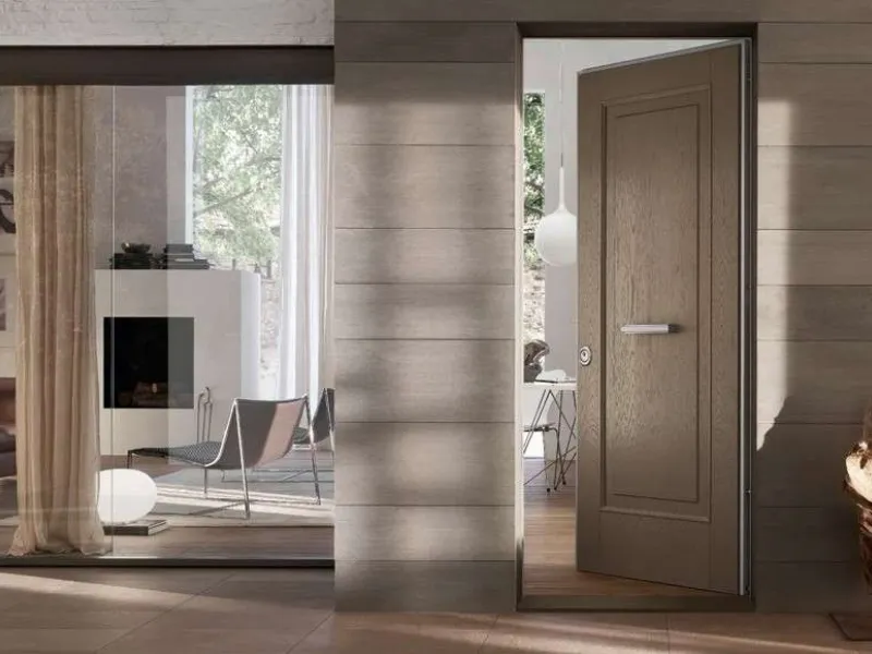 Una porta blindata in legno, fronte e retro