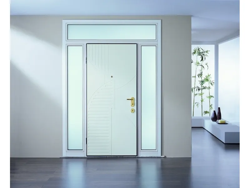 Una porta blindata in casa dall'aspetto moderno