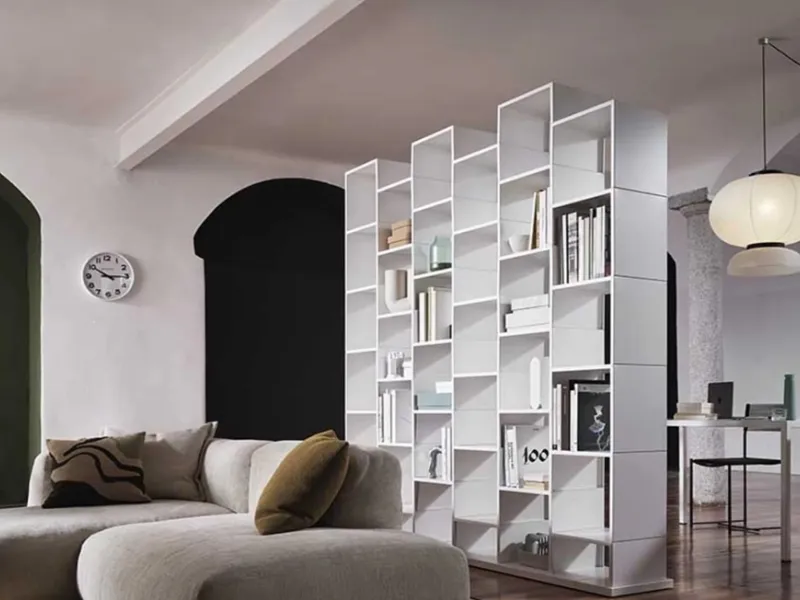 In ferro la libreria componibile Klark di Kriptonite cambia secondo necessità