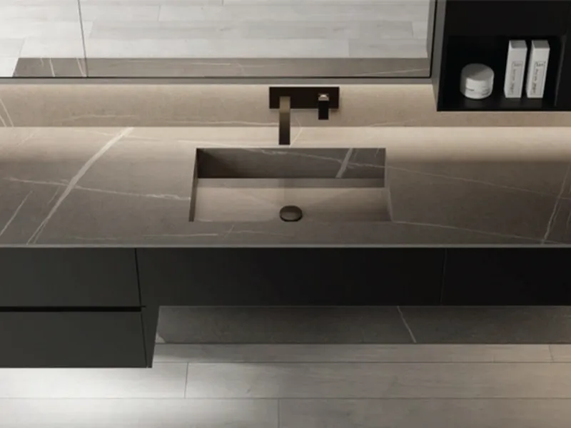 Vista prospettica dell’importante e raffinato piano con lavabo integrato in gres Senda
