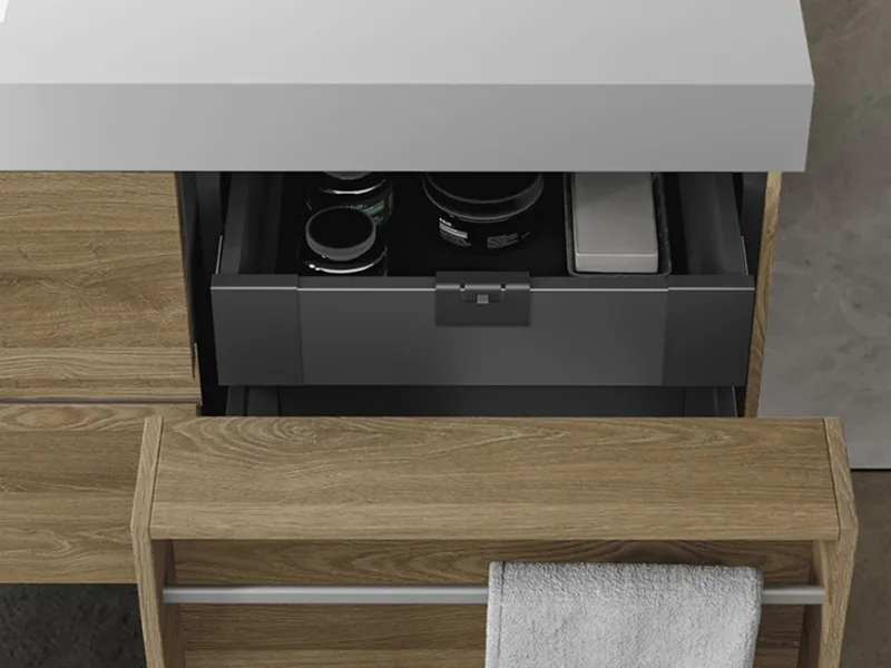 È il frontale contenitivo una delle novità più geniali di questa collezione d'arredo bagno