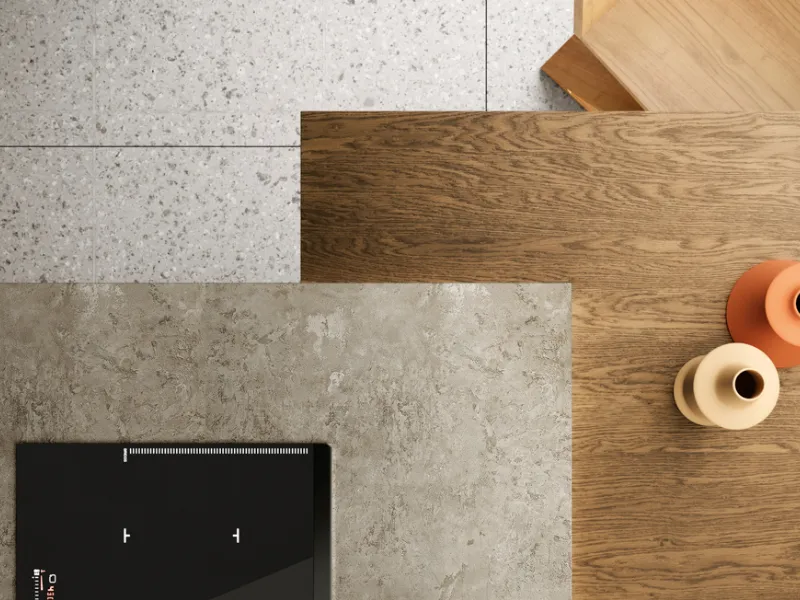 Venere 5, Cucina con penisola, tavolo integrato e colonna ad angolo lavanderia di Moretti Compact Cucine