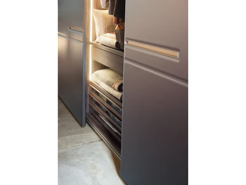 La maniglia incassata in alluminio anodizzato color bronzo sottolinea la scansione orizzontale di Warm. 