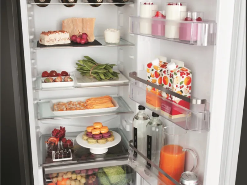 interno frigorifero con alimenti