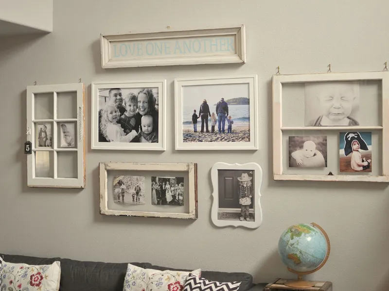 Una galleria di cornici shabby con collage di foto o immagini singole