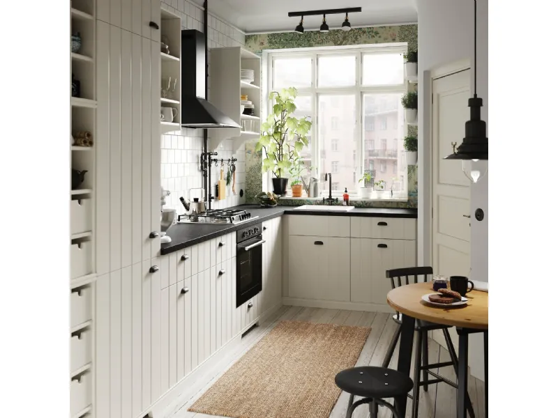 Un modello di cucina country Ikea con le ante Hittarp scalanate 