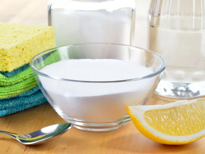 Limone, aceto bianco, bicarbonato e sale: agenti sgrassanti per la pulizia del forno