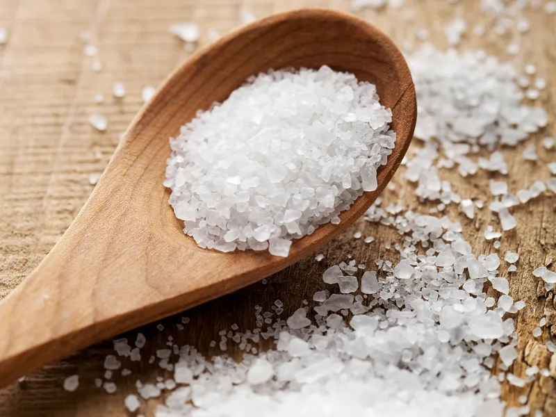 Rimedi naturali e detergenti specifici contro residui di grasso ostinato nel forno