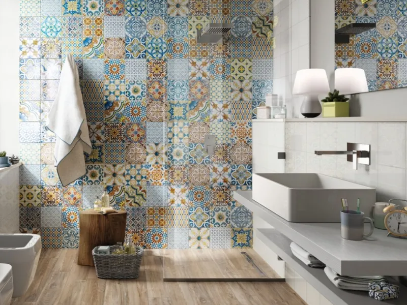 Piastrelle decorate con effetto cementina per la zona doccia di Iperceramica