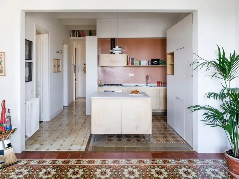 Contrasti, mix dinamici di colori e decori per dividere senza separare il living openspace