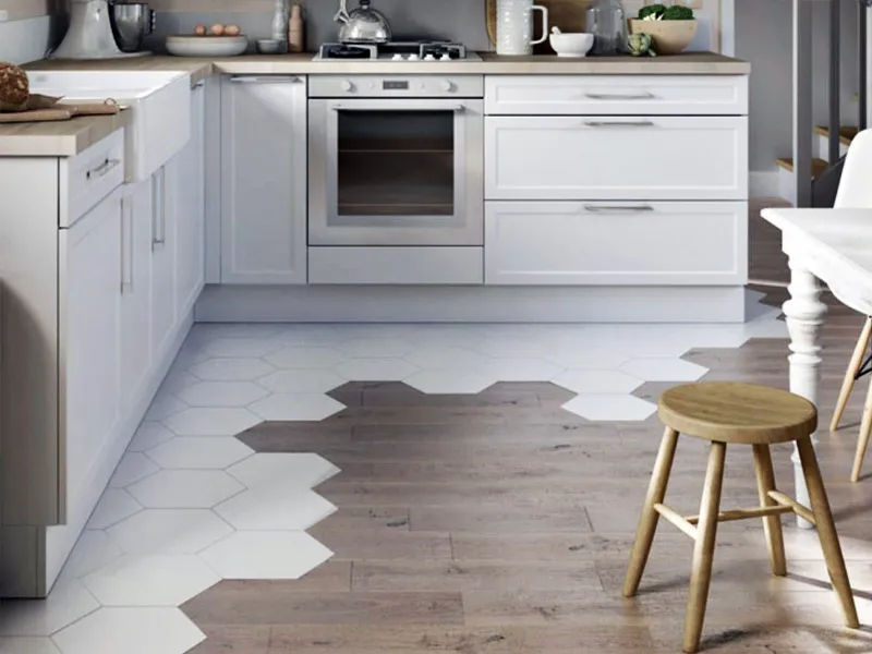 Un evergreen è il binomio parquet e cementine esagonali, soprattutto per proteggere le zone a maggior traffico come cucina e bagno