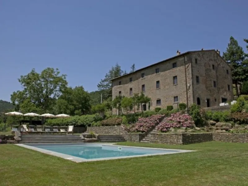 Giardino con piscina