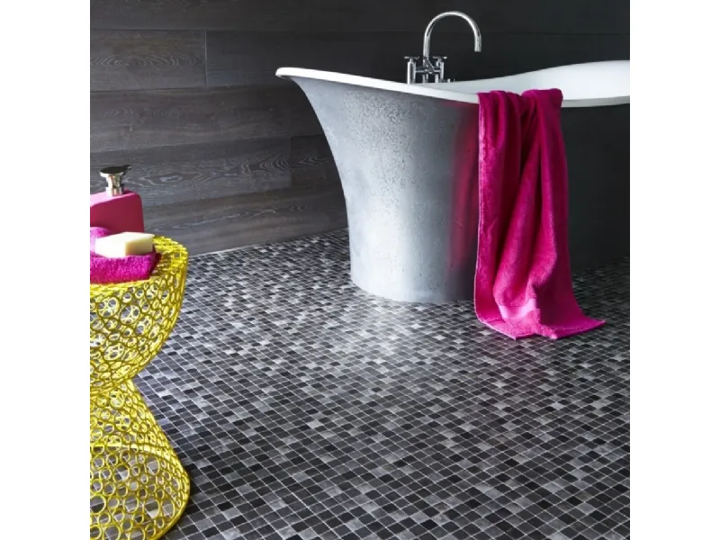 Bagno moderno con piastrelle a mosaico