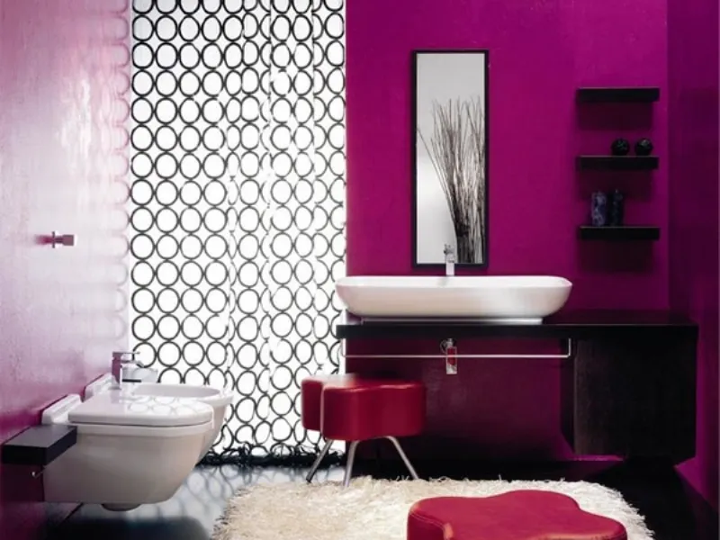 bagno con pareti fucsia, sanitari bianchi e mobili neri, tenda doccia con cerchi neri su fondo bianco 