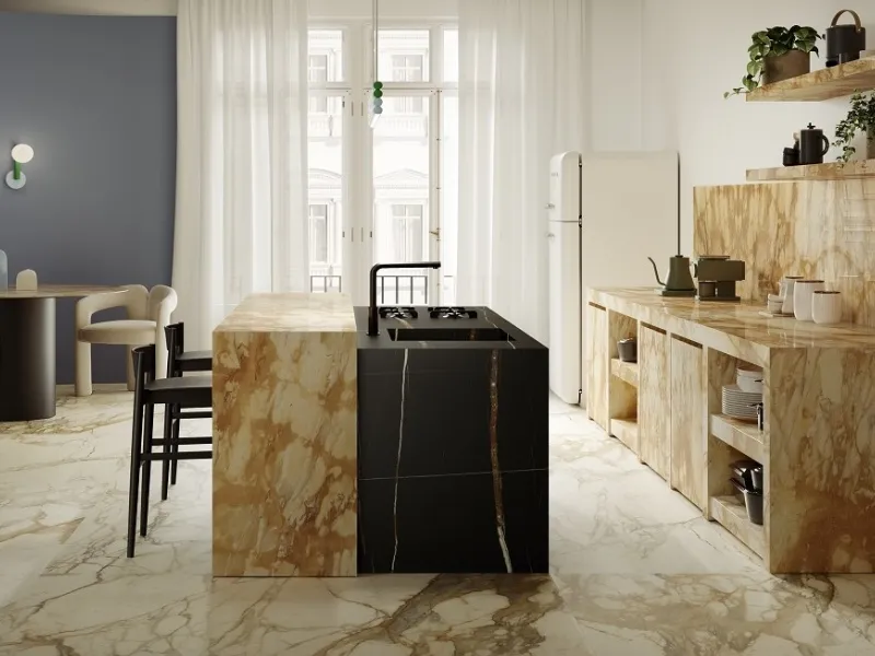 Lastre effetto marmo tra giallo e nero della collezione The Top Marble Look di Marazzi 