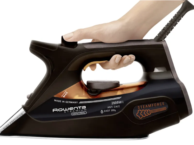 Un ferro da stiro Rowenta DW9140