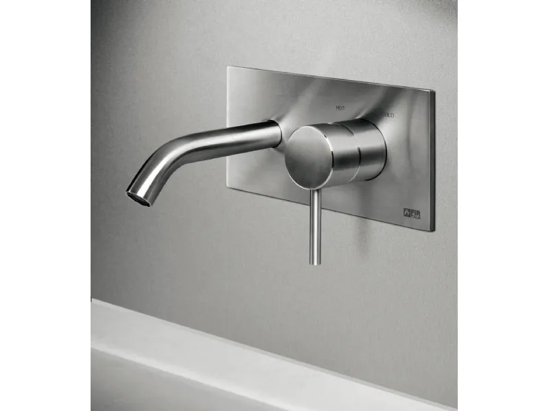 Rubinetto al piano CleoSteel 48 “mini” per lavabo, misura M, e rubinetto al piano CleoSteel 48 per lavabo, misura M. Finitura Acciaio Inox Spazzolato