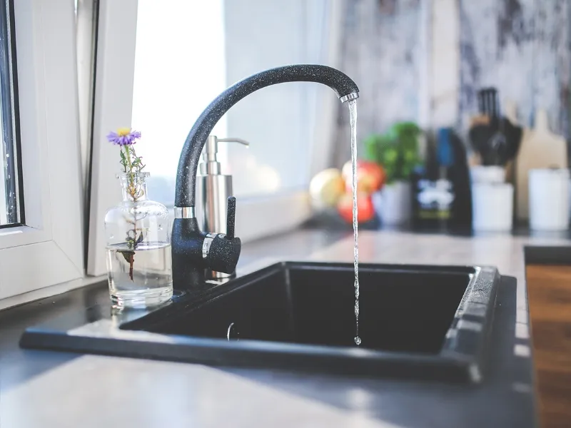 Lavello in fragranite nero con miscelatore coordinato
