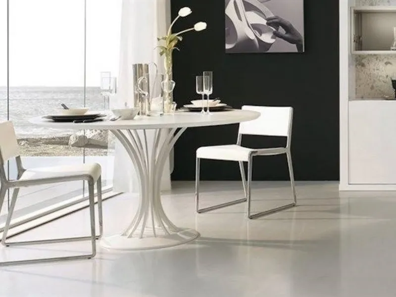 Sala da pranzo con tavolo rotondo