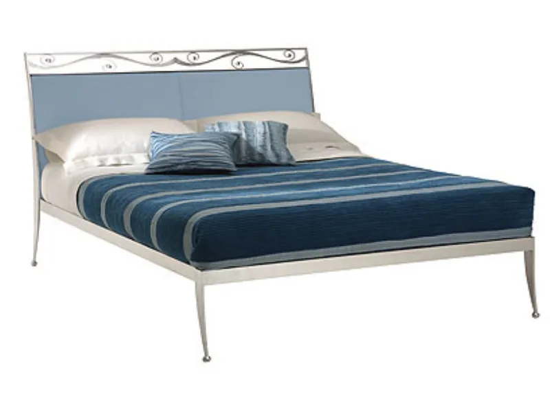 letto matrimoniale con struttura leggera in ferro battuto bianco e biancheria nei toni bianco e blu pavone
