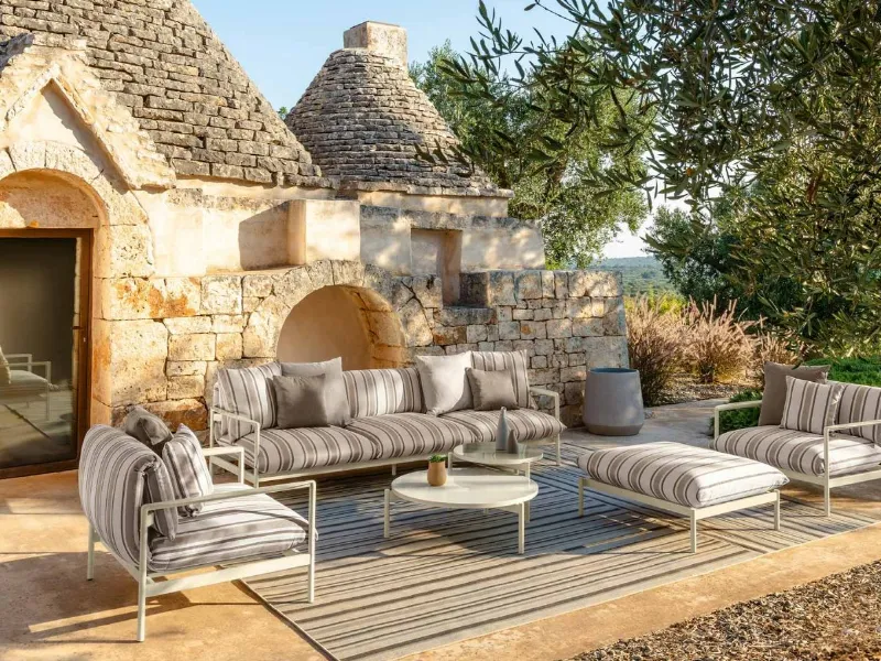 Collezione Nalu di Talenti, divano con struttura in alluminio