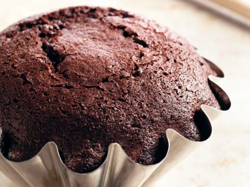 stampo per torta con torta al cioccolato
