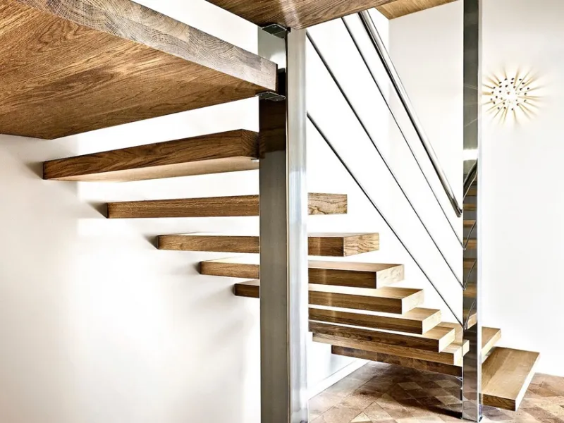 SOSPESIA di Officine Sandrini, scala a sbalzo ad L in legno