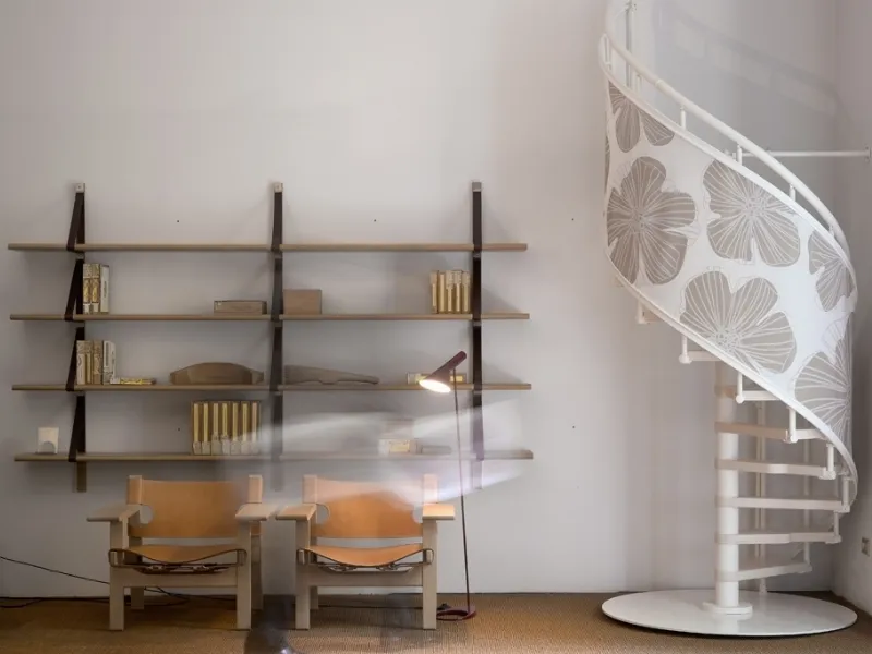 scala a chiocciola Fontanot con rivestimento fiorato