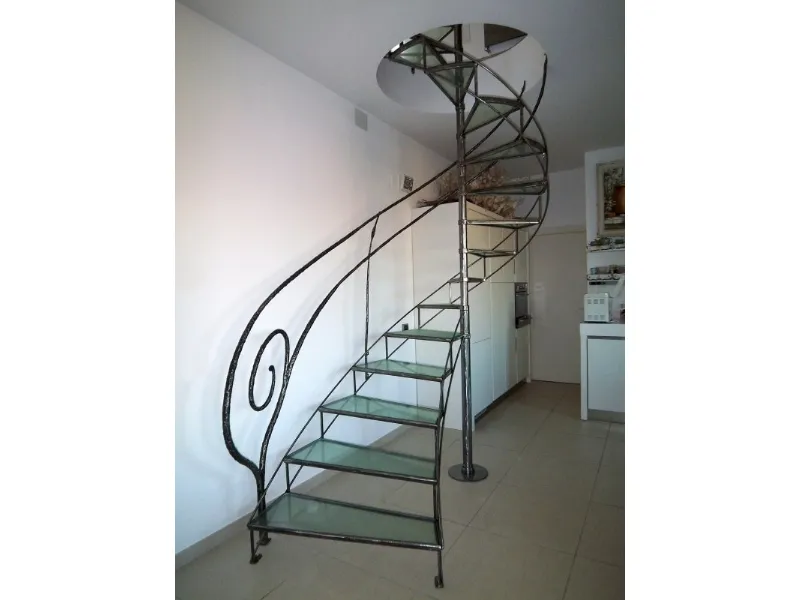 scala in ferro battuto e vetro