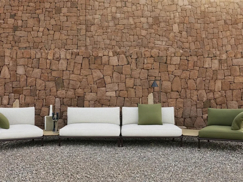 Nooch di B&B Italia permette di inserire tra le sedute un tavolino  in teak o serpentino