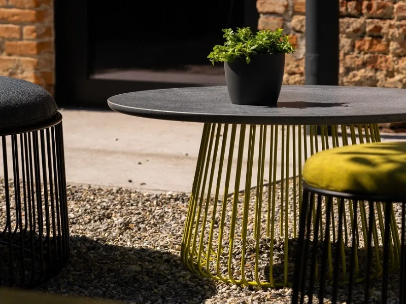 Pouf Bruce e tavolini Carl, collezione Sounds BertO