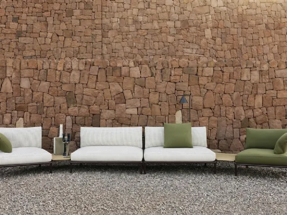 Nooch di B&B Italia permette di inserire tra le sedute un tavolino in teak o serpentino