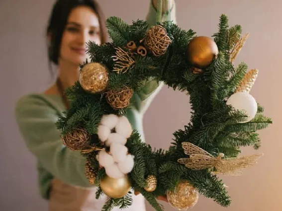 Una ghirlanda fai da te con materiali riciclati per la porta di Natale