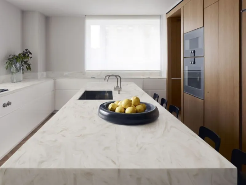 Top cucina nella colorazione Sand Storm di Corian DuPont