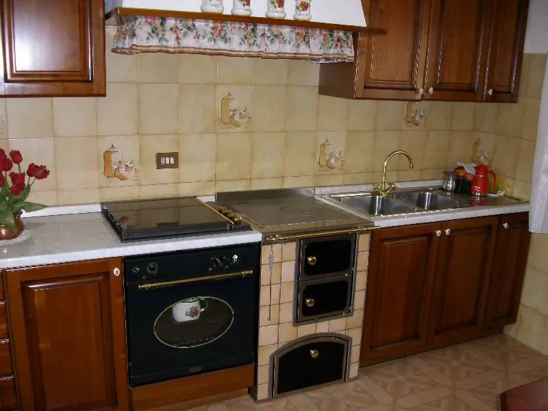 Una cucina a legna affiancata ad una tradizionale