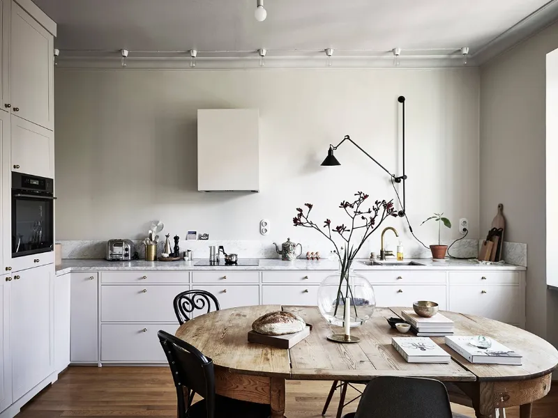 Arredamento in stile minimal scandinavo per questa cucina bianca (immagine via Entrance Makleri)