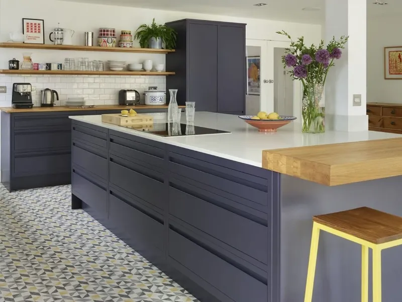Cucina moderna con isola e credenza