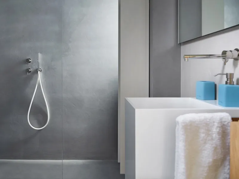 Bagno rinnovato con resine e microcemento su supporto esistente