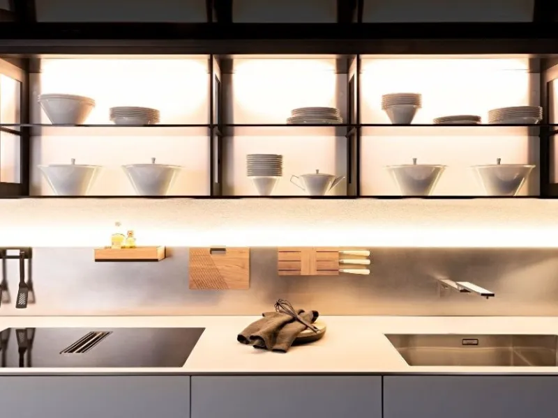 Piano cottura e zona lavello della cucina eco-tech Riciclantica di Valcucine
