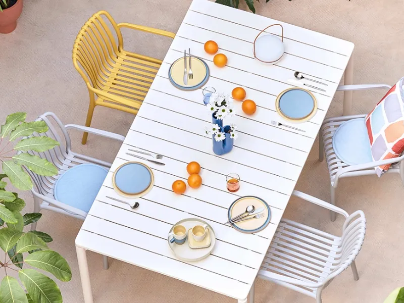 La collezione Summer in the city di Kave Home. Sedie Isabellini e tavolo allungabile Zaltana.