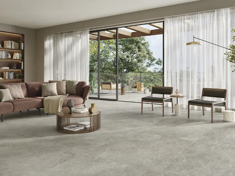 Panaria si presenta al Cersaie 2021 con Via Maestra, la piastrella in gres porcellanato effetto pietra naturale