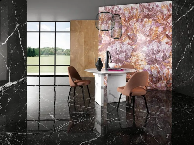 L'inserto Flower di Fap Ceramiche cattura la scena, in cui si distinguono sofisticati effetti marmo e onice