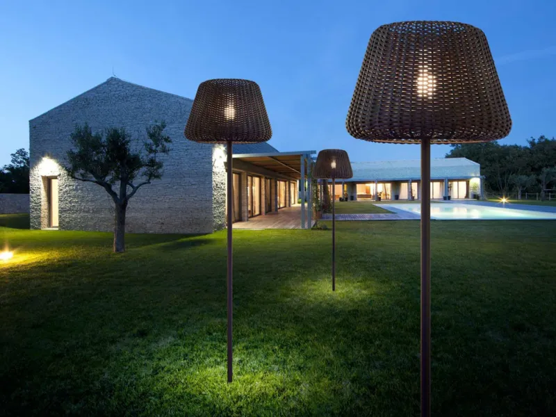 Lampada Ralph di Panzeri con paralume in rattan sintetico intrecciato a mano e stelo in alluminio/