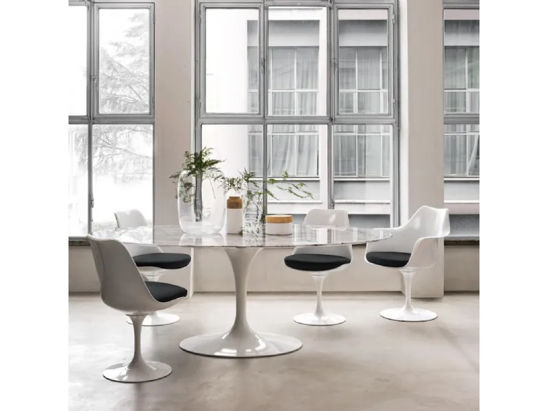 Versione contemporanea della Tulip Chair di Knoll International.