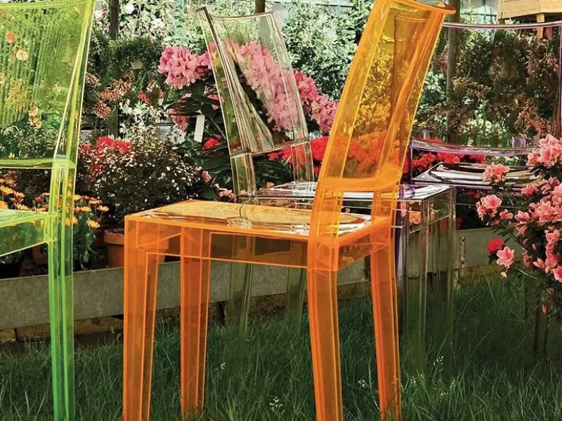 Sedie in plastica trasparenti e colorate