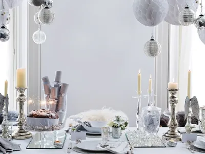 tavola di Natale in bianco e argento